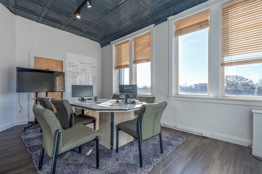 More Photos Of 7420 Manchester Rd, Maplewood Office Residential For Lease