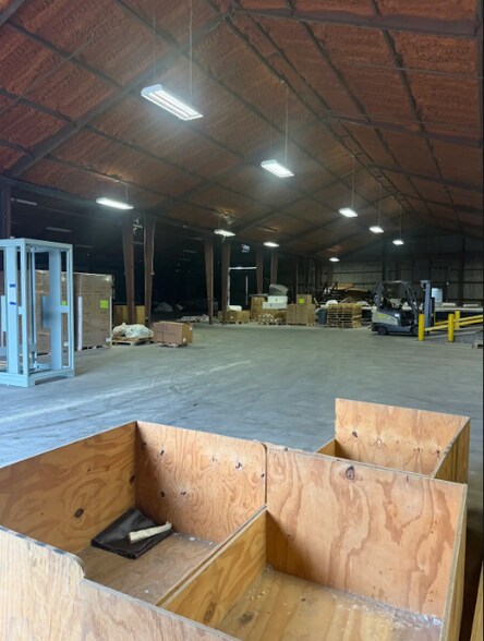 More Photos Of 1050 Detroit Ave, Nederland Distribution For Lease