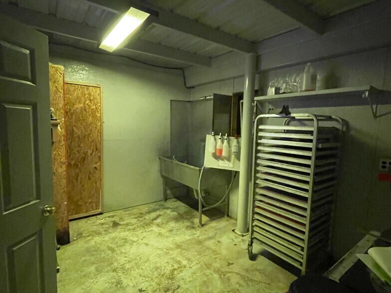 More Photos Of 734 FM 2048, Boyd General Retail For Lease