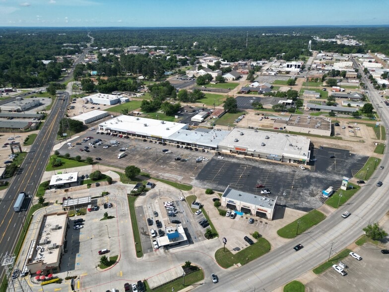 More Photos Of 102-110 Midtown Dr, Kilgore General Retail For Lease