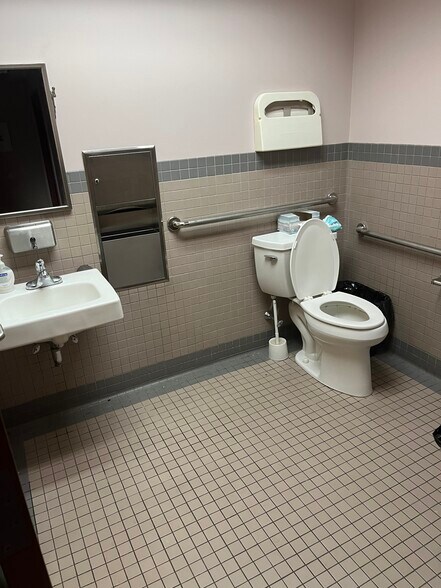 More Photos Of 3 Woodland Rd, Stoneham Medical For Sale
