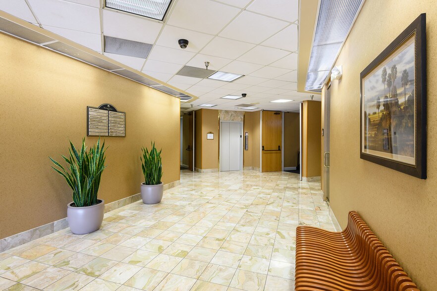 More Photos Of 9428 Baymeadows Rd, Jacksonville Office For Lease