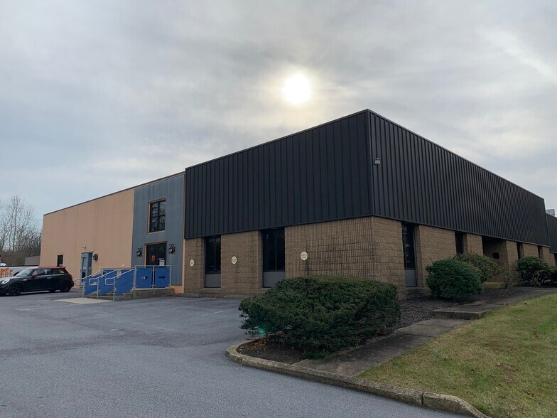 More Photos Of 302-304 Commerce Dr, Exton Manufacturing For Lease