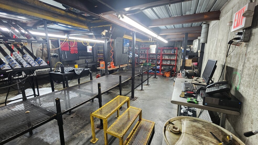 More Photos Of 3010 W Walnut St, Rogers Auto Repair For Sale