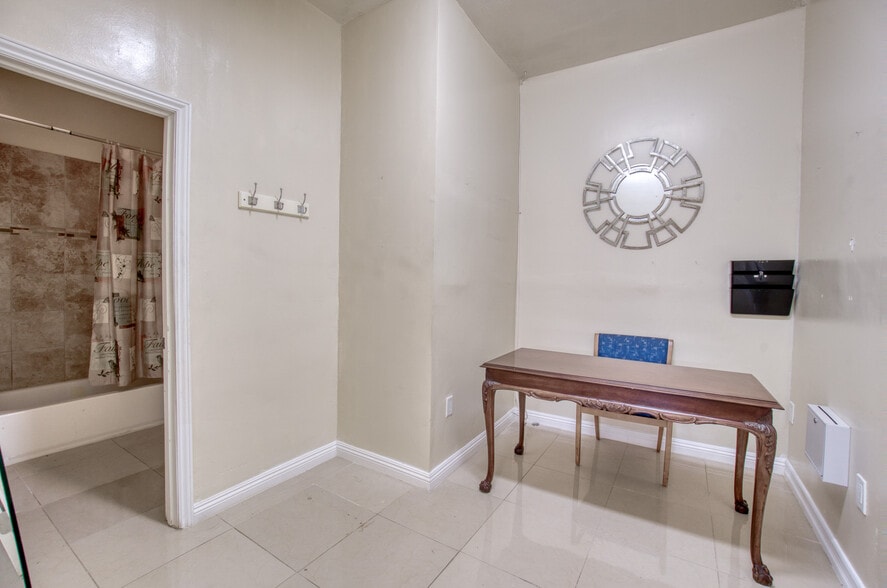More Photos Of 11123 S Western Ave, Los Angeles Office For Sale