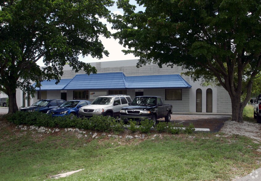 More Photos Of 4408 Corporate Sq, Naples Manufacturing For Sale