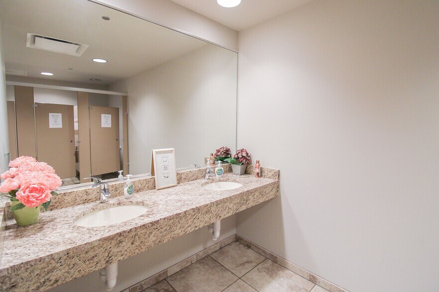 More Photos Of 6400 N Northwest Hwy, Chicago Apartments For Lease