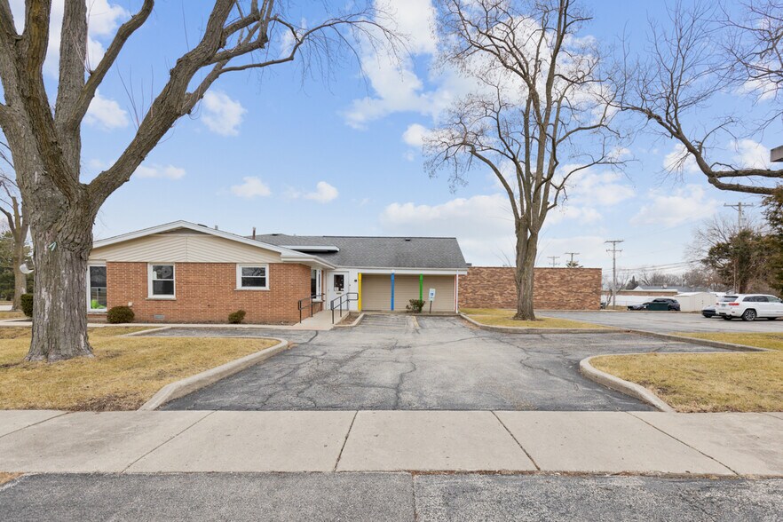 More Photos Of 275 W Dundee Rd, Buffalo Grove Medical For Sale