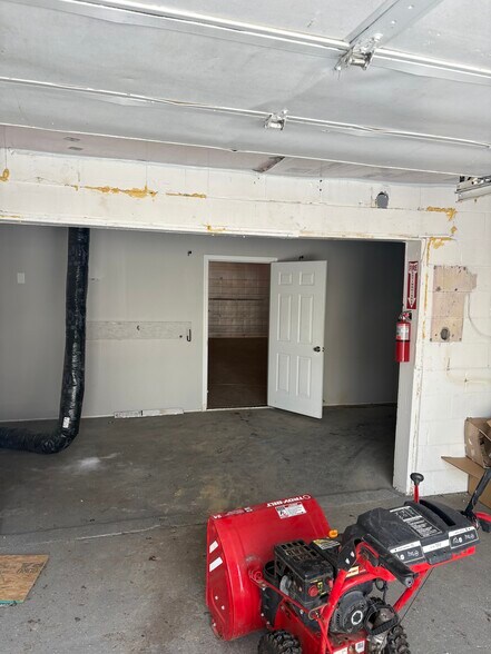 More Photos Of 21950-21956 Schoenherr Rd, Warren Warehouse For Lease