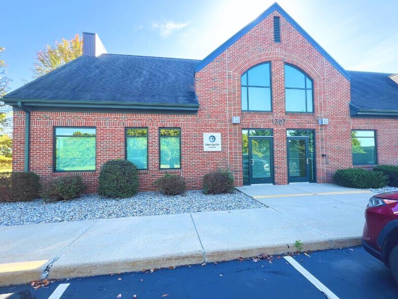 More Photos Of 1301-1307 S Main St, Chelsea Office For Sale