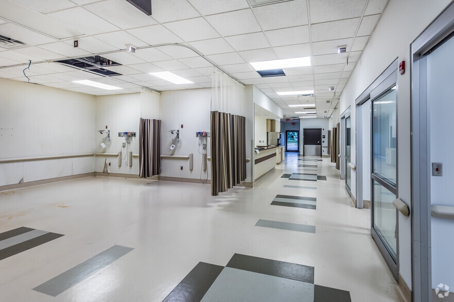 More Photos Of 2596 Interstate 55, Marion Medical For Sale