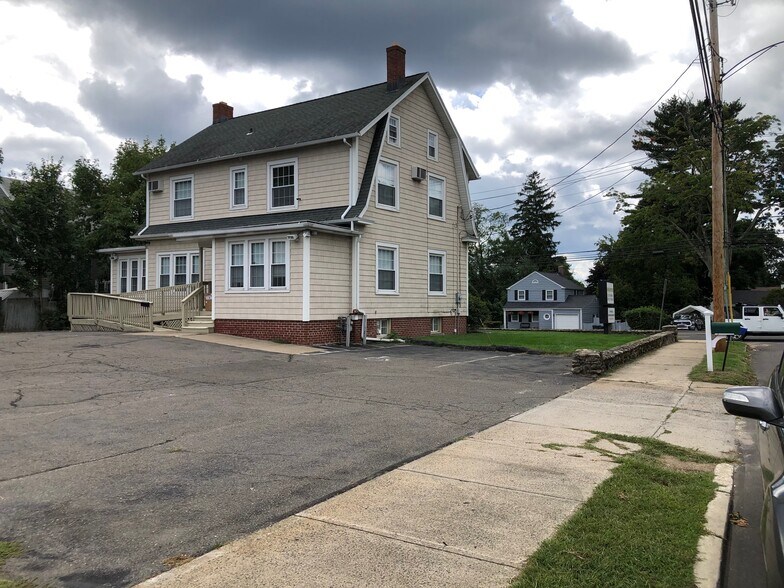 More Photos Of 4942 Main St, Bridgeport Office Residential For Lease