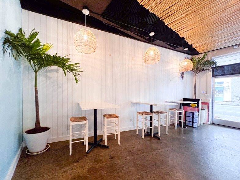 More Photos Of 96 N King St, Honolulu Bar For Lease
