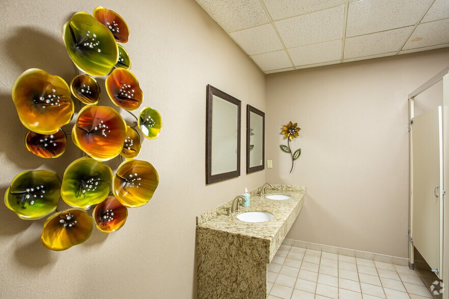 More Photos Of 4444 N Belleview Ave, Kansas City Unknown For Lease