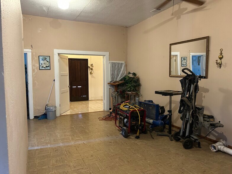 More Photos Of 1107 Spring St, Hot Springs Flex For Lease