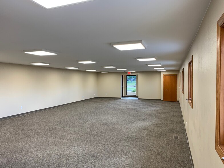More Photos Of 300 Rock Island Rd, Oelwein Office For Lease