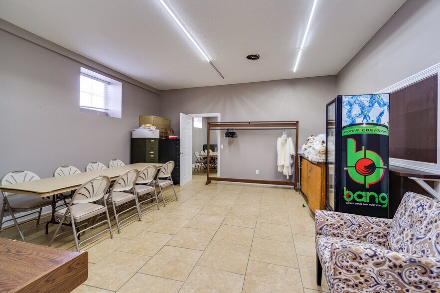 More Photos Of 6962 Coles Rd, Middletown General Retail For Sale
