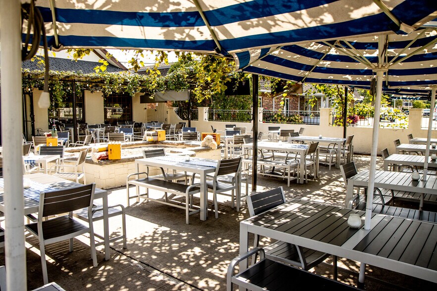 More Photos Of 10331 S Roberts Rd, Palos Hills Restaurant For Sale