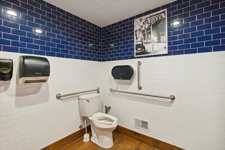 More Photos Of 1380 Wright Ave, Alma Freestanding For Sale