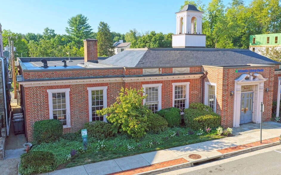 Primary Photo Of 111 W Washington St, Middleburg Bank For Sale