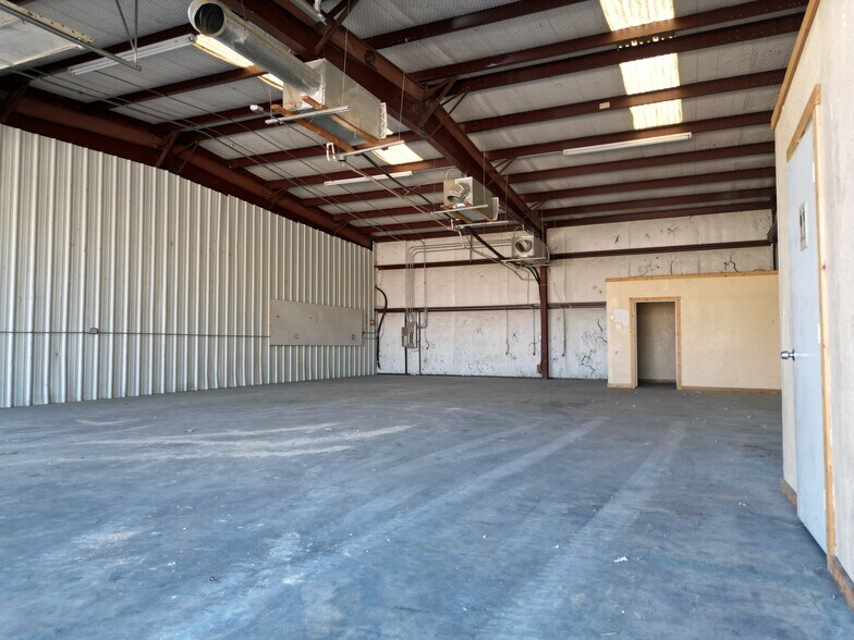 More Photos Of 221 W Interstate 20, Weatherford Warehouse For Lease