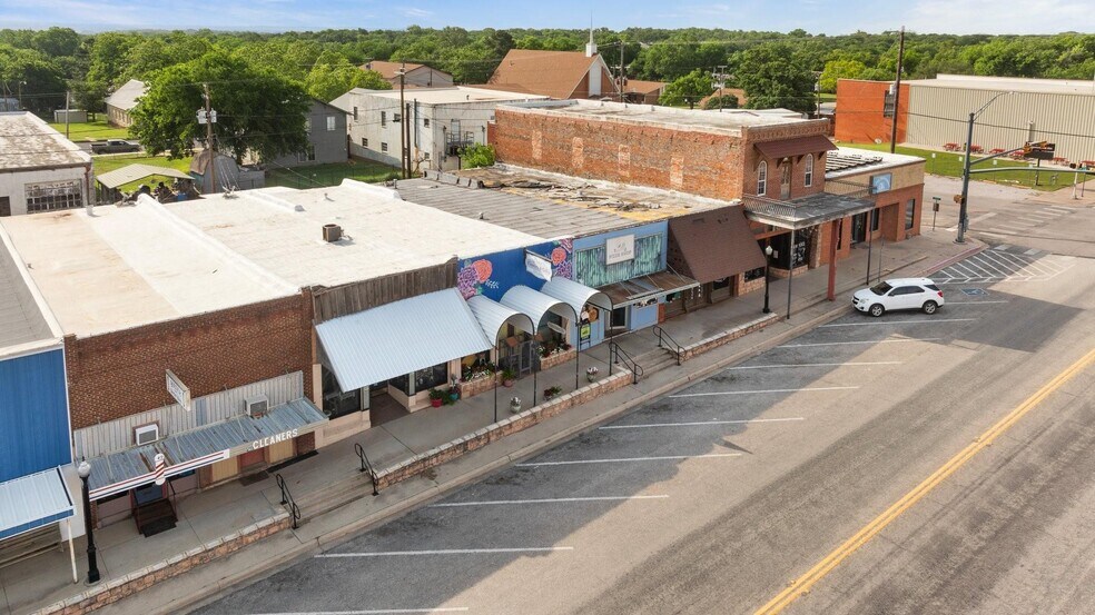 More Photos Of 133 N Texas St, De Leon Storefront For Sale