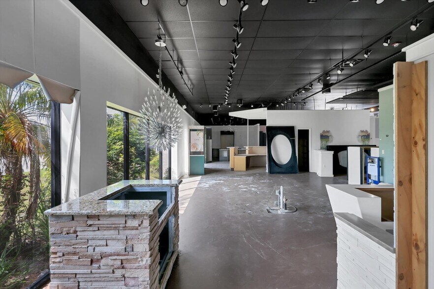 More Photos Of 2451 17th St, Sarasota Showroom For Sale