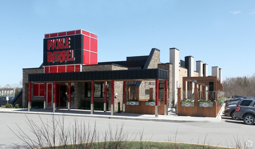 Primary Photo Of 17215 Yonge St, Newmarket Restaurant For Lease
