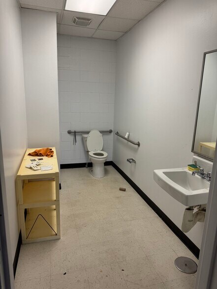 More Photos Of 405-523 E 24 Hwy, Independence Unknown For Lease