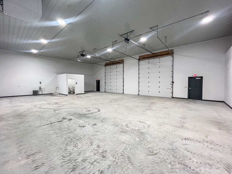 More Photos Of 449 Cimarron dr, Box Elder Warehouse For Lease