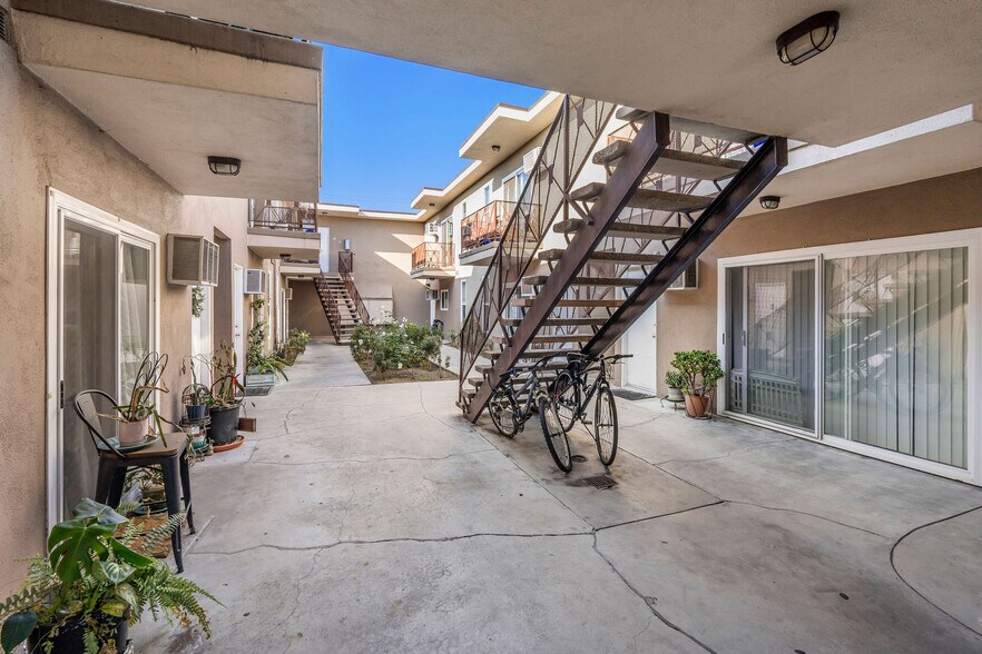 More Photos Of 423 N Harvard Blvd, Los Angeles Apartments For Sale