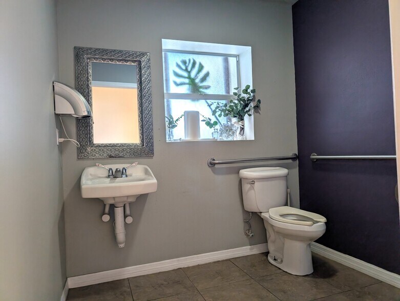 More Photos Of 512 25th St W, Bradenton Office For Lease