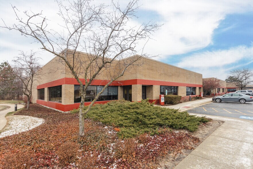 More Photos Of 950-990 Corporate Woods Pky, Vernon Hills Light Distribution For Lease