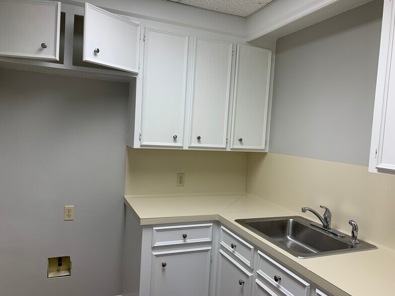 More Photos Of 14339 Torrey Chase Blvd, Houston Office For Sale