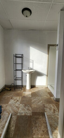 More Photos Of 104 E Main St, Washington Flex For Sale