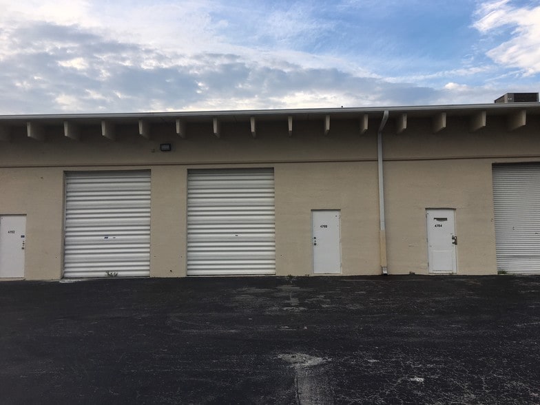 More Photos Of 4830-4882 NW 167th St, Miami Gardens General Retail For Sale