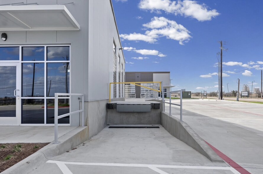 More Photos Of 2710 Business Park Dr, Buda Unknown For Lease