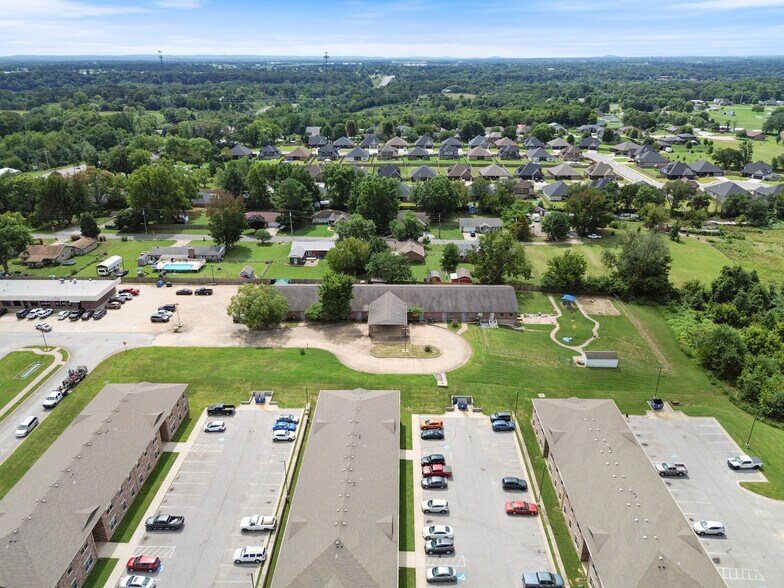 More Photos Of 185 Rebecca St, Gentry Office For Lease