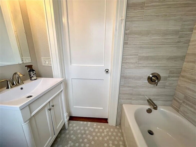 More Photos Of 725 W Central Ave, Winter Haven Office Residential For Lease