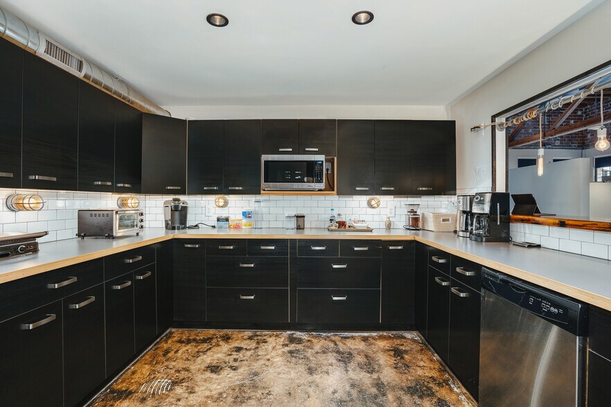 More Photos Of 311-321 Sixth St, San Antonio Office For Sale