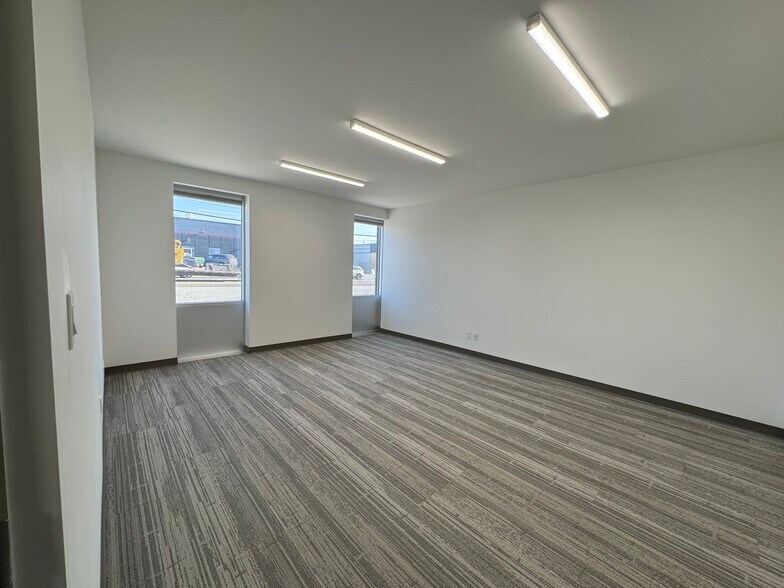 More Photos Of 1301-1313 Hastings Cres SE, Calgary Warehouse For Sale