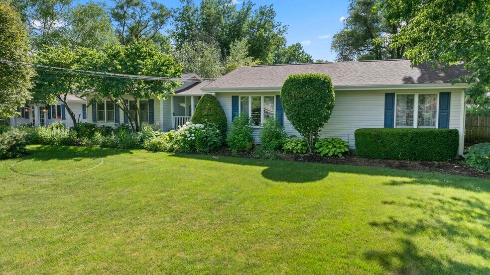 More Photos Of 4403 S Roberts Rd, Island Lake Veterinarian Kennel For Sale