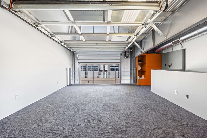 More Photos Of 123 Pit Ln, Pontiac Parking Garage For Sale