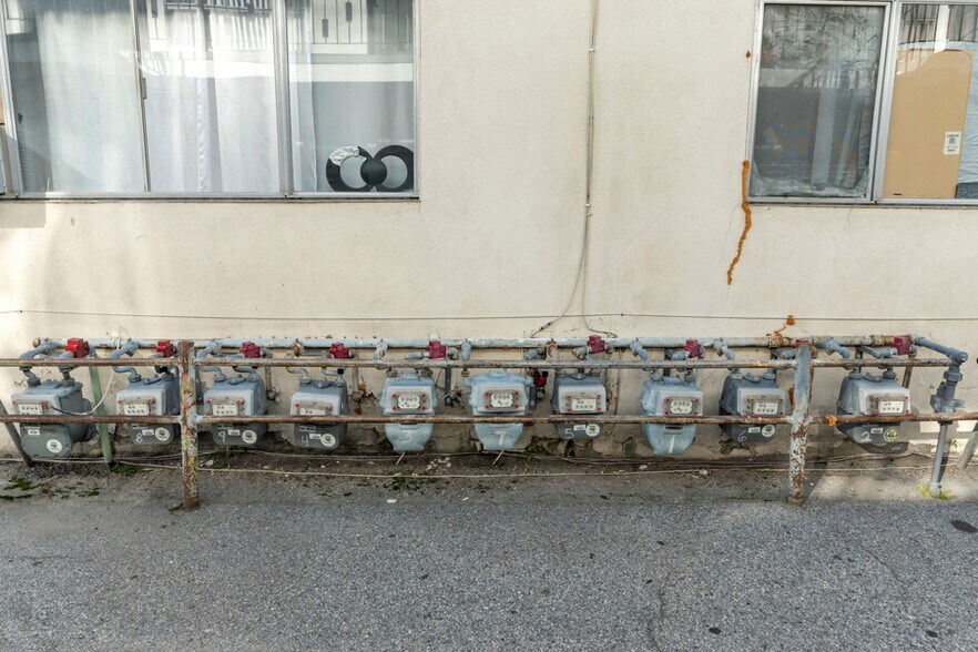 More Photos Of 7454 Canby Ave, Reseda Apartments For Sale