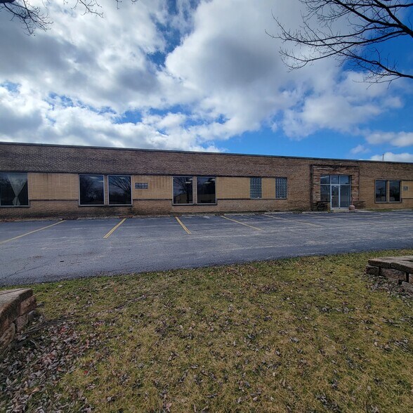 More Photos Of 301 W Interstate Rd, Addison Warehouse For Lease