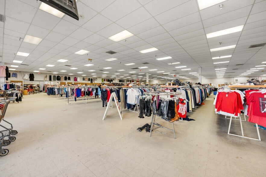 More Photos Of 44201-44247 N 10th St W, Lancaster Unknown For Lease