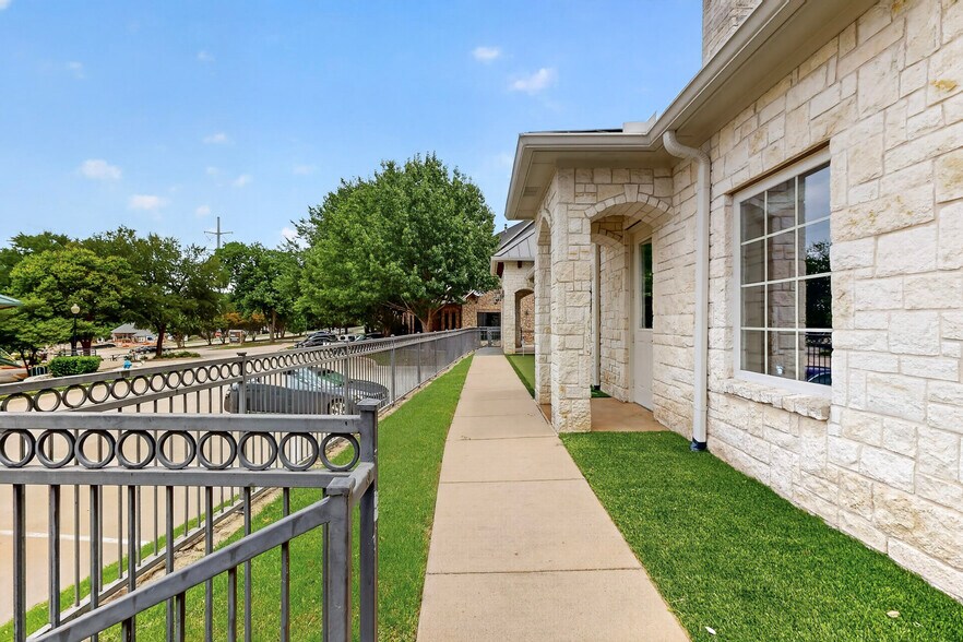 More Photos Of 2230 Bush Dr, McKinney Medical For Lease