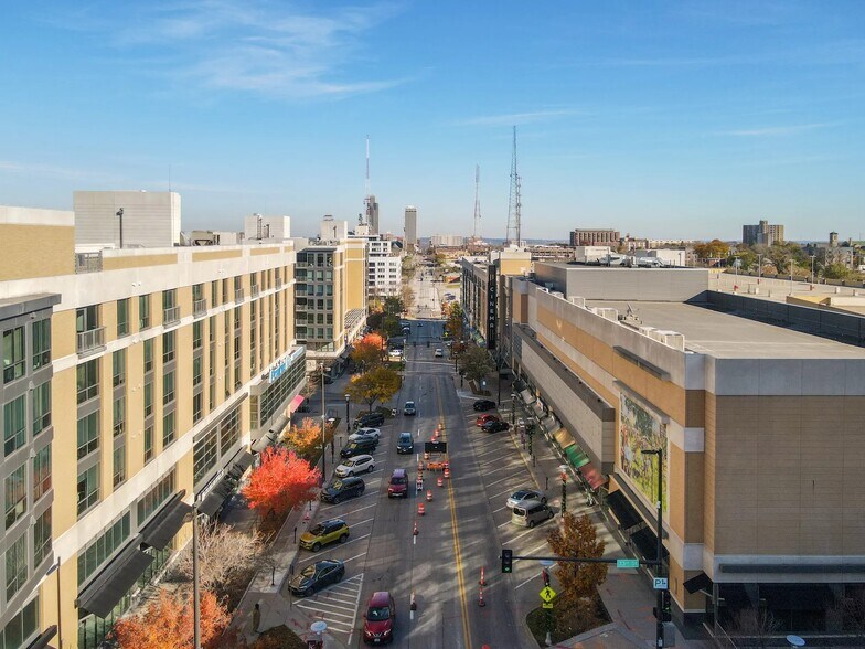 More Photos Of 3201 Farnam St, Omaha General Retail For Lease