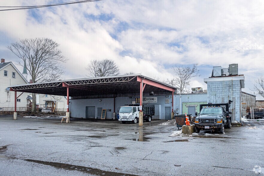 More Photos Of 16 Fountain St, Waltham Service For Lease