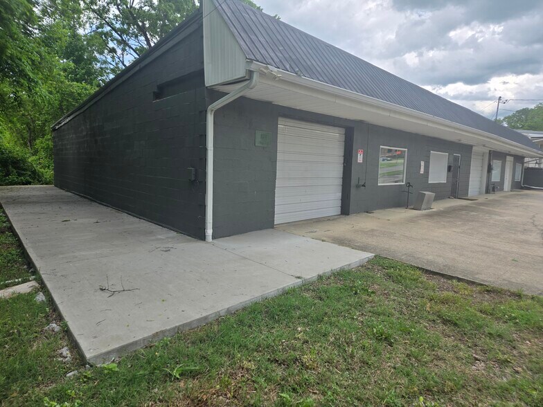 More Photos Of 124 W Winchester St, Gallatin Light Manufacturing For Lease